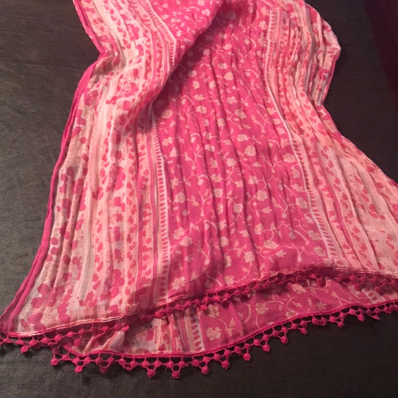 Assorted AE scarves - Picture 3 of 5